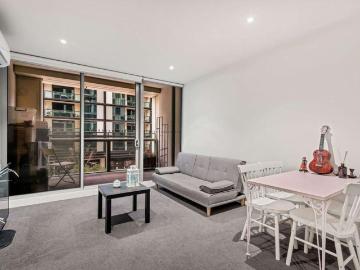 Perfectly positioned one bedroom apartment new flooring