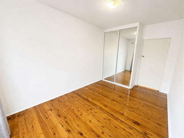PERFECTLY POSITIONED ONE BEDROOM APARTMENT WITH CARSPACE!