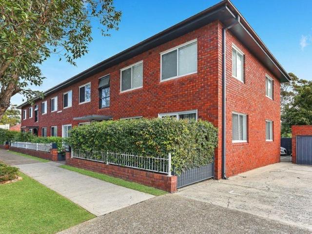 PERFECTLY POSITIONED ONE BEDROOM APARTMENT WITH CARSPACE!