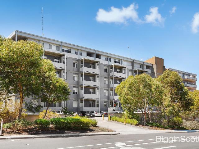 Perfectly Positioned Studio Moments from Monash