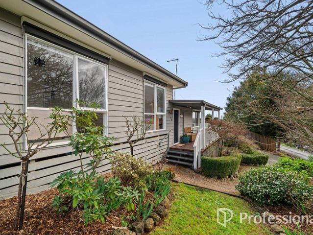PERFECTLY PRESENTED HAVEN ON 710M² WITH VAST DECK & WORKSHOP