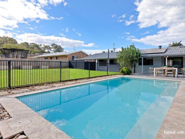 Perfectly Renovated 3 Bedder On 705m2 With A Pool & Plenty Of Secure Parking!