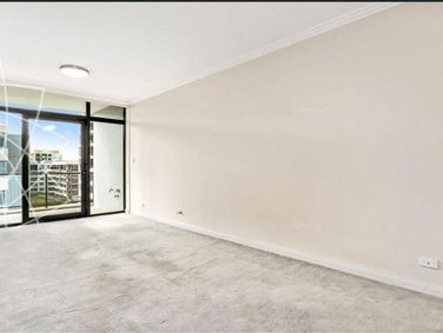 Perfectly Waterfront 1 Bedroom Plus Study Area Apartment