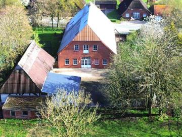 Perfekt für die Pferdehaltung! Großes Anwesen mit Wohnhaus und Reitplatz zu verkaufen