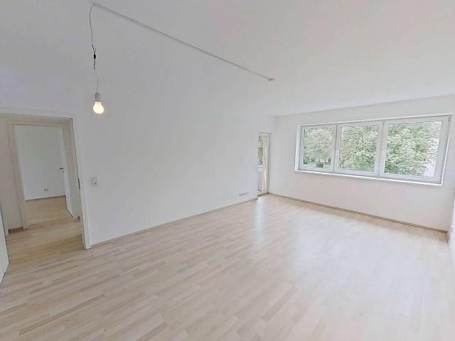 Perfekt für eine kleine Familie: Moderne 4 Zimmer Wohnung mit BALKON und Wannenbad