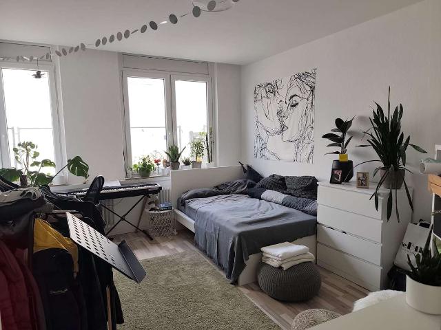 Perfekt für eine WG! Großzügige 4 Zimmer Wohnung mit Einbauküche & Terrasse in City Nähe