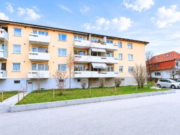 Perfekt für Familien 4.5 Zimmer Wohnung mit Balkon und Spielplatz vor der Tür
