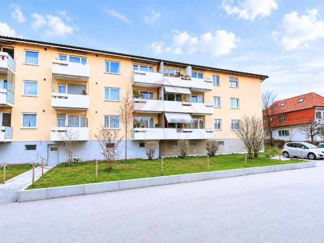 Perfekt für Familien 4.5 Zimmer Wohnung mit Balkon und Spielplatz vor der Tür