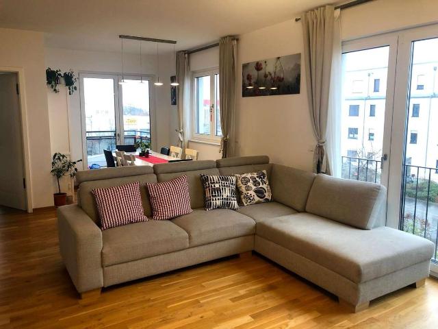 Perfekt für Familien: Lichtdurchflutete 5 Zimmer Wohnung mit Balkon & 2 Bädern