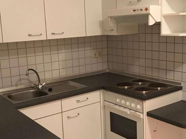 Perfekt für Pendler, Azubis, Singles – Moderne 1 R WE m. Aufzug, Balkon und EB Küche ab sofort