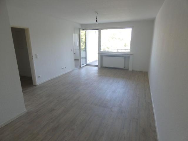 Perfekt für Singles ! Wohnung mit Balkon komplett modernisiert