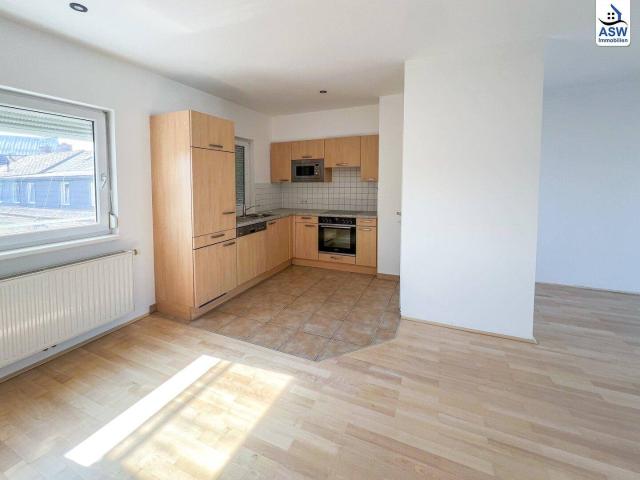 Perfekt geschnittene 3 Zimmer Dachgeschosswohnung mit Küche und großzügigem Balkon in den Innenhof