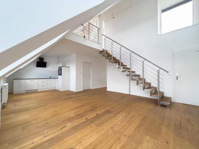 Perfekte 3 Zimmer Dachgeschoß Pärchenwohnung mit 26 m² Terrasse mit Panoramablick über Wien und 7 m² Balkon auf der Wohnebene in einer Stilzinsvilla in einer der schönsten Grünwohnlage Wiens