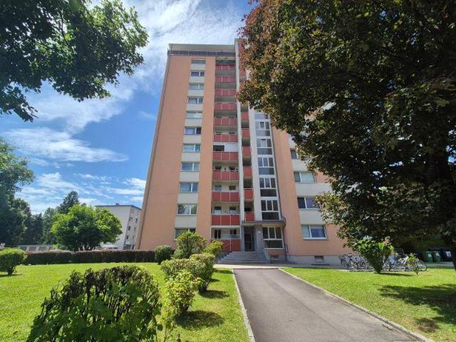 Perfekte Familienwohnung oder 3er WG in Uninähe! 89 m² inkl. Loggia im 8. Stock, teilmöbliert, Parkplätze beim Haus!