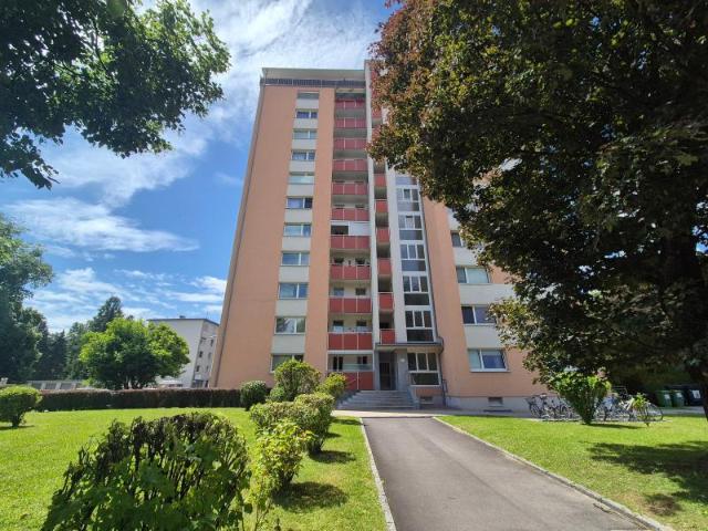 Perfekte Familienwohnung oder 3er WG in Uninähe! 89 m² inkl. Loggia im 8. Stock, teilmöbliert, Parkplätze beim Haus!