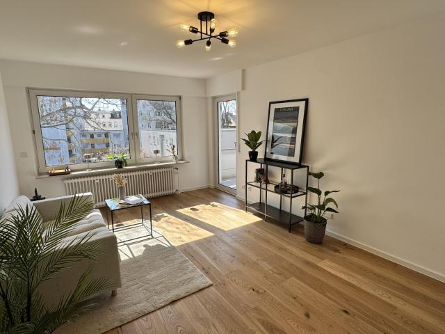 Perfekte Lage, hochwertig saniert: Exklusive 3 Zimmer Wohnung