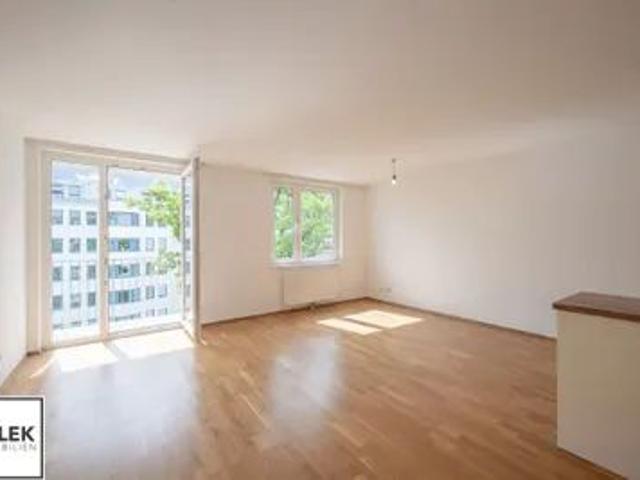 Perfekte Lage in der Josefstadt: Top geschnittene 2 Zimmer Wohnung mit Ost Balkon ab sofort beziehbar