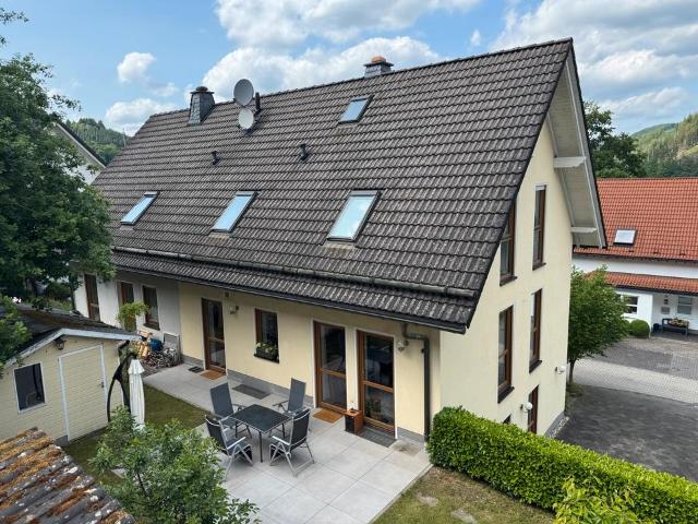 Perfektes Doppelhaus für Familie und Gewerbe unter einem Dach