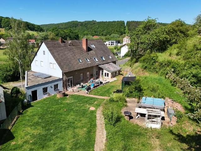 Perfektes Mehrgenerationenhaus mit großem Gelände, geeignet für Pferdehaltung