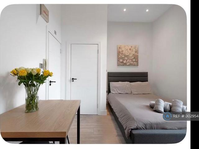 Perham Road, London, W14 Studio to rent £1,700 pcm £392 pw
