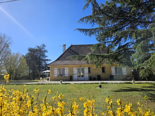 Périgourdine avec piscine et vue dominante – Bergerac 162m² Bergerac