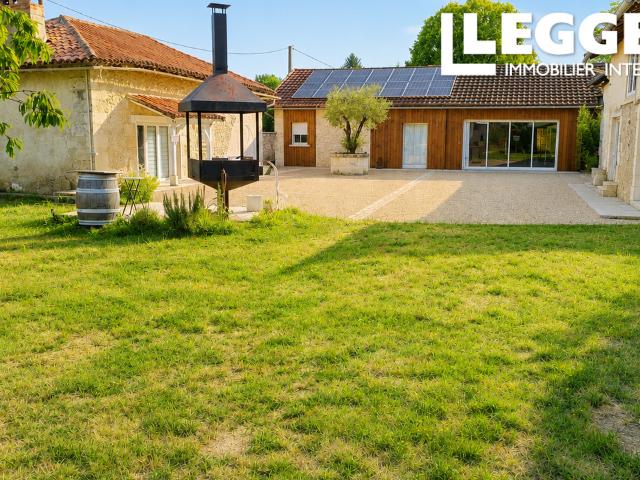 Périgord Corps de ferme avec maison principale et 2 gîtes au calme avec vue sur la campagne
