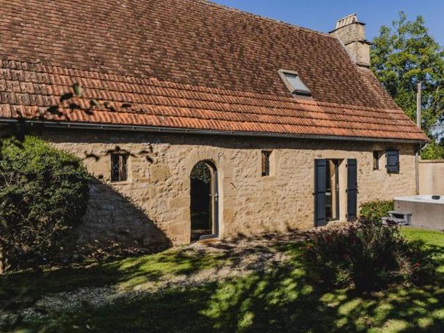 Périgord noir: maison pleine de charme avec piscine et jardin
