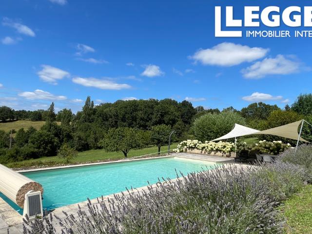 Périgord Noir: 2 maisons en pierre avec chacune leur piscine et 8 ha de terrain et forêt attenants