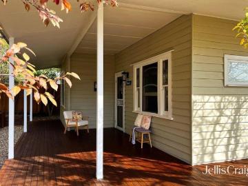 Period cottage. Prime location!