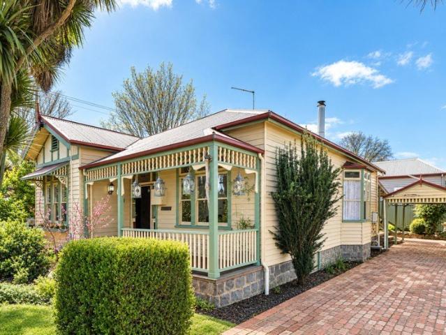 Period Charmer with Ample Shedding and Large Allotment