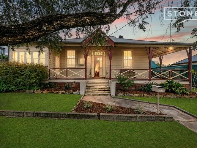 Period gem with workshop & rear lane access