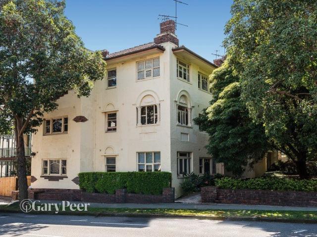Period elegance in renovated Deco classic