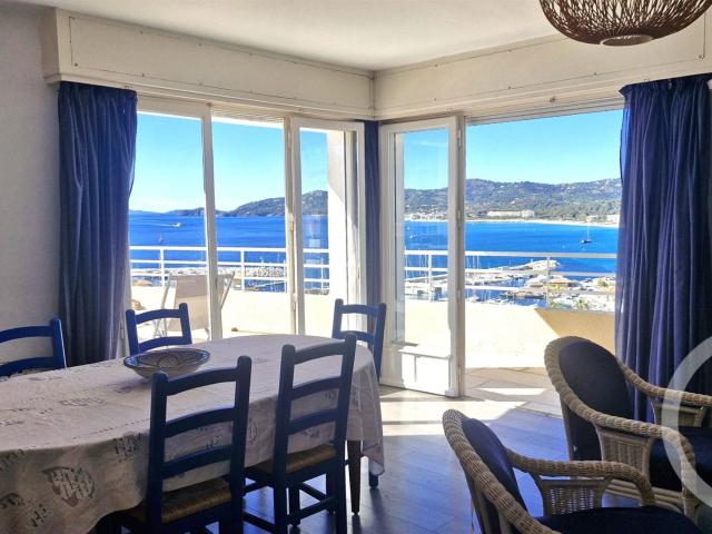 PERLE RARE. Vue mer imprenable pour cet appartement en toit. 110m² Le Lavandou