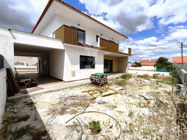 PERMUTA Suíte, AC Completo, Garagem para 2 Viaturas