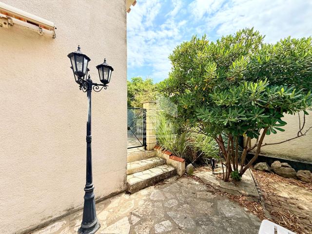 Maison à vendre à Perpignan Las Cobas: 4 faces, 5 pièces, sous sol et jardin avec piscine
