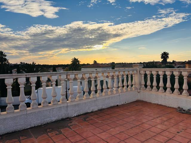 PERPIGNAN SUD EST: VILLA 6 PIECES 4 FACES DE PLAIN−PIED DOUBLE GARAGE