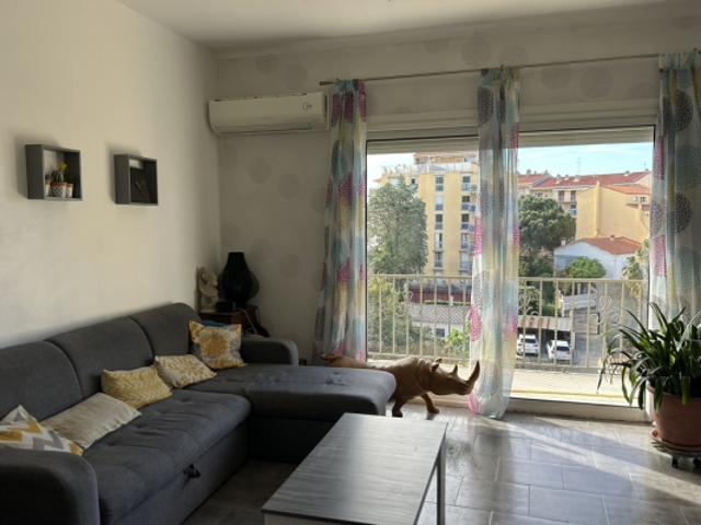 Perpignan Palais des congrés: appartement F3 traversant ave