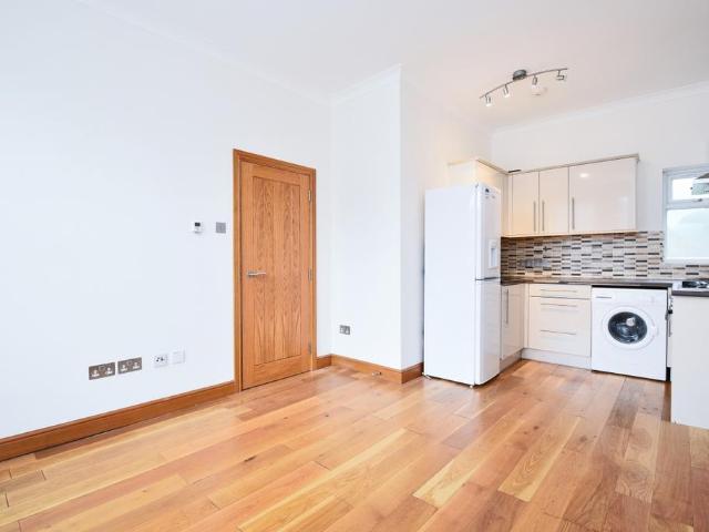 Perry Hill, Catford, London, SE6 1 bed flat to rent £1,350 pcm £312 pw