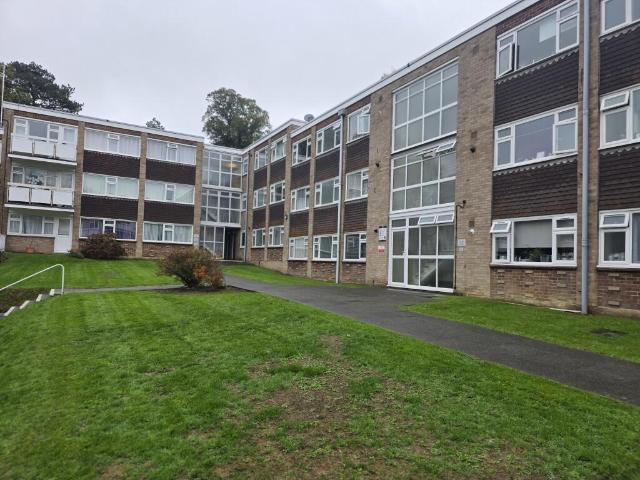 Perrymount Road, Haywards Heath RH16 2 bed flat to rent £1,350 pcm £312 pw