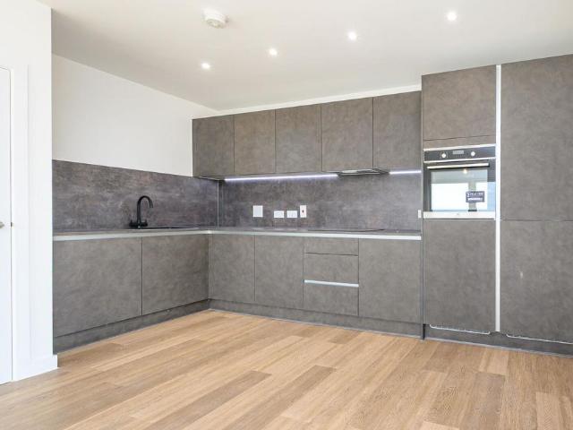 Perryfield Way, Colindale, London, NW9 3 bed flat to rent £2,800 pcm £646 pw