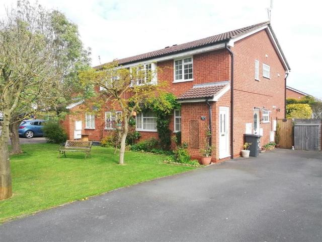 Perryfields Close, Redditch 2 bed maisonette to rent £1,050 pcm £242 pw