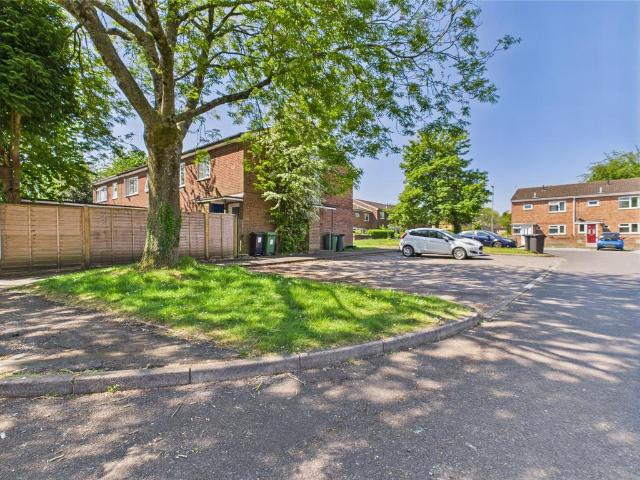 Pershore Road, Popley, Basingstoke, RG24 2 bed flat to rent £1,300 pcm £300 pw