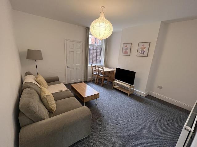 Pershore Road Pro, Kings Norton B30 4 bed house to rent £2,520 pcm £582 pw