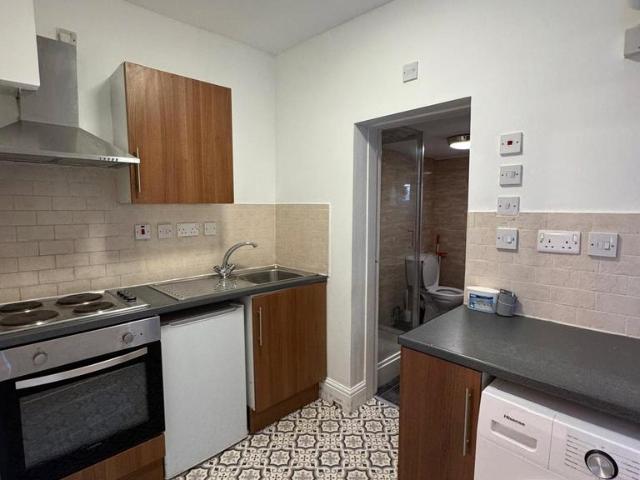 Pershore Road, Selly Park. Studio to rent £675 pcm £156 pw