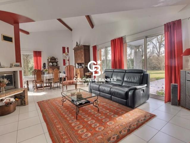 PESSAC MAISON D'ARCHITECTE FAMILIALE PLAIN PIED 5 CHAMBRES JARDIN PISCINE GARAGE