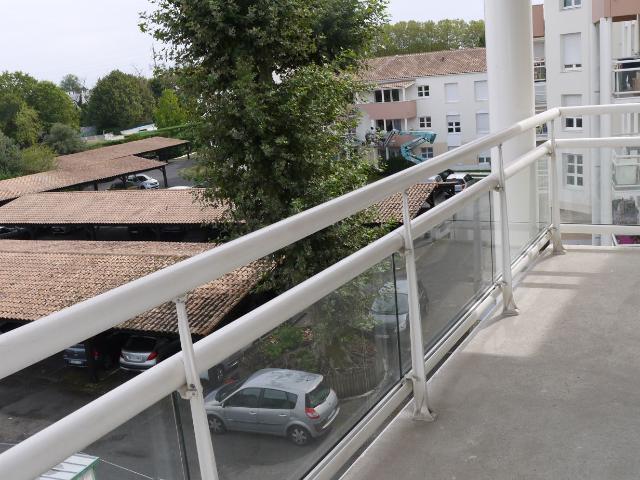 Pessac Stade Nautique proche Centre. T3 de 68 m² avec Balcon et Parking