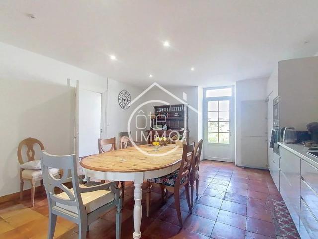 PESSAC/DORDOGNE: Belle Girondine rénovée 295 m² dépendances cour et jardin 1940 m²