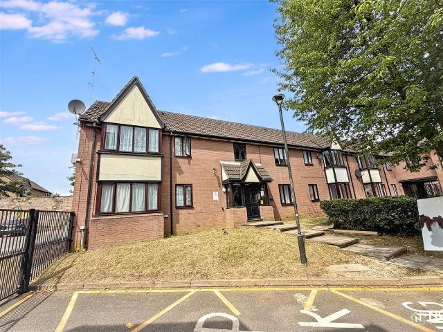 Petunia Court, Luton LU3, 2 bed flat to rent, £1,250 pcm | PrimeLocation