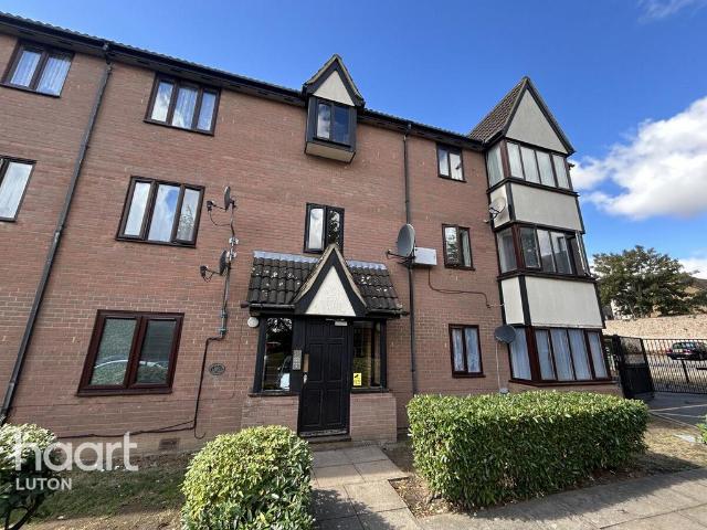 Petunia Court, LUTON 1 bed flat to rent £1,100 pcm £254 pw