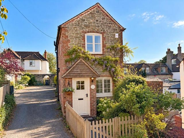 Petworth, West Sussex 2 bed detached house to rent £1,800 pcm £415 pw
